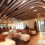 不只天花板，桌、椅、甚至燈具、燈管，都市曲線造型