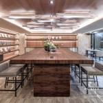 微微的燈光、溫潤(rùn)的木製長(zhǎng)桌，適合在這邊設(shè)一席家宴，誠(chéng)摯地邀請(qǐng)家人好友，分享美味佳餚，共度每一刻美好時(shí)光。