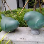 宜家前的麻雀彼此交頭接耳地，不曉得正在訴說什麼悄悄話呢？而如此悠閒的畫面，已成為宜家一景的美學(xué)。