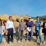 新業(yè)建設(shè)簡(jiǎn)福榮總經(jīng)理（圖左二）與新業(yè)團(tuán)隊(duì)不畏烈陽(yáng)到現(xiàn)場(chǎng)選材，正因職人對(duì)專業(yè)上的堅(jiān)持，即便是小小的溪石也需要百分百的講究。