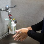 疫情時代，甘霖基金會的送餐服務依然風雨無阻，當天進廚房前需要手部徹底清潔、配戴防塵帽、施打疫苗完成並配戴手套，做足防護程序。