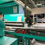 宛如馬林巴琴的演奏家，檢驗(yàn)人員手持小槌子輕輕敲擊，傾聽磁磚的「音色」，透過一雙敏銳的耳朵與豐富的經(jīng)驗(yàn)，聽出磁磚之間細(xì)微的不同之處，並汰除有瑕疵的磁磚。