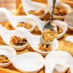 烤燕麥脆片搭配堅果與果乾，經過長時間溫火烘烤，入口咀嚼保有豐富的香氣及香脆的口感。