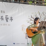 陽光流轉(zhuǎn)、灑落在街頭藝人身上，溫柔的樂音與清新的嗓音，與蔓延至市集的每一處角落。