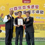 甘霖基金會(huì)頒發(fā)感謝狀給贊助單位，有了捐助和實(shí)質(zhì)的支持能量，讓獨(dú)居長(zhǎng)輩能夠持續(xù)獲得營(yíng)養(yǎng)均衡的飲食和溫暖的關(guān)懷。(圖中為新業(yè)建設(shè)-邱正光副總經(jīng)理、圖右為甘霖基金會(huì)-謝信男董事長(zhǎng))