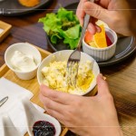 優(yōu)格、地瓜、水煮蛋製成的沙拉，取代平常使用的『美乃滋』，搭配扎實的法棍麵包一同享用，探索每種不同的風味，感受因人而異，豐富又有趣。