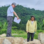 日本景觀設計師-石村敏哉(右)與新業(yè)建設-簡福榮總經理(左)，挑選原石的大小、紋理特色及自然造景的擺放，在大自然中尋找社區(qū)一方天地的設計靈感。