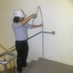 扶手高度除了符合法規(guī)，能否為使用者的生活帶來(lái)更多安全與便利性？因此，不鏽鋼樓梯扶手高度檢查也是新業(yè)職人團(tuán)隊(duì)檢測(cè)的重點(diǎn)項(xiàng)目之一。