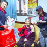 「阿嬤，送年菜囉!」將年菜送到獨(dú)居長(zhǎng)輩手中的同時(shí)，也不忘送上新業(yè)同仁親手繪製的祝?？ㄆ?，暖心的問候。