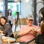 住戶們熱絡的與講師分享交流，新業(yè)致上客製化生活小物-皮尺。