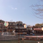 在宇治河岸旁來個(gè)茶香漫步吧！扁舟輕靠，日式建築的屋宇上瓦片排列有致，構(gòu)成一幅和諧畫面。