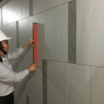 除了接待大廳，梯廳也是迎賓的重點(diǎn)區(qū)域，而一整面光滑平整的牆，是由一片片緊密貼合的磁磚造就而成。