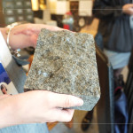 透過(guò)觸感及紋理觀察，理解每塊原材的「?jìng)€(gè)性」，方方面面的考量，挑選出「適得其所」的石材。