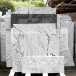 這些石材將從倉(cāng)儲(chǔ)走進(jìn)日?？臻g，化身為牆面、地坪或檯面的細(xì)節(jié)，為居家與建築注入自然的溫度與質(zhì)感，讓生活與土地緊密連結(jié)。