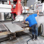 透過(guò)高壓水流裁切石材，能有效冷卻與抑制粉塵，使用大型裁切能減少人力負(fù)擔(dān)，確保切面平整與精確度，提升工作效率。