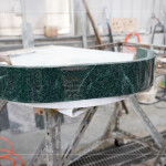 以多片平板的原料拼接出圓弧面，組合過(guò)程極需耐心及專(zhuān)業(yè)度，利用不同角度達(dá)成建築空間理想的曲面，最後拋光打磨讓表面呈現(xiàn)光滑的質(zhì)感。