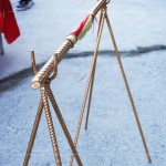 「上樑」指安裝建築物屋頂最高的大樑，代表著結(jié)構(gòu)體的完成，現(xiàn)代的建築物把鋼筋水泥蓋到最頂層，準(zhǔn)備最後的灌漿時，以「金色鋼筋」為象徵來舉行上樑儀式。