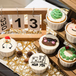 初次舉辦的DIY烘焙活動(dòng)，杯子蛋糕化身成雪人、馴鹿與綠色花圈，也悄悄融入新業(yè)的溫暖陪伴，攜手共渡週末午後時(shí)光。