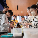 協(xié)力進(jìn)行秤量、分裝，過程充滿參與感及合作的溫度，從一開始就帶著共同完成的意義，成為這場 DIY 體驗(yàn)最真實(shí)的基底。