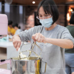 攪拌麵糊的步驟需要多次分段進(jìn)行，從奶油打發(fā)的蓬鬆度、麵糊拌合的手感，到每一道步驟對(duì)時(shí)間與比例的掌握，都是經(jīng)驗(yàn)與專注的累積。