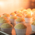 一顆顆圓潤的蛋糕在烤箱中緩緩膨起，尚未裝飾的素樸模樣，為接下來的創(chuàng)意留下空白，鋪墊一段即將展開的甜美想像。