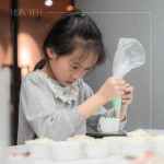 小小雙手緊握擠花袋，細(xì)心為杯子蛋糕擠上糖霜，手作成了最甜的學(xué)習(xí)，悄悄留下屬於成長與節(jié)日的美好回憶。