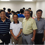 參加民眾與林世堂博士(左二)、新業(yè)建設(shè)穆椿松榮譽(yù)董事長(zhǎng)(右三)、卓勝隆董事長(zhǎng)(左三)、簡(jiǎn)福榮總經(jīng)理(右二)、邱正光副總經(jīng)理(右一)合影留念。