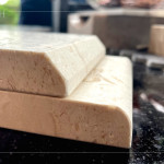 不同角度的處理除了影響外觀風(fēng)格，也兼具實(shí)用性與安全性，例如圓弧邊能降低碰撞風(fēng)險(xiǎn)，而斜切邊則突顯設(shè)計(jì)感，符合多樣空間需求與美學(xué)考量。