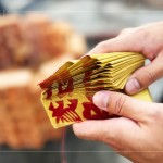 心中滿懷期盼與感恩，將此份心意挾帶著一疊疊金紙，焚化成縷縷煙霧上傳天聽，為上樑儀式畫下句點。