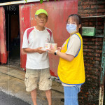 「送便當(dāng)囉！」這不僅是一個單純的送餐服務(wù)，過程中提供關(guān)懷、傳遞訊息，最終目的是希望長輩們能健康生活。