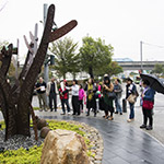 陳煜權(quán)藝術(shù)家的「大樹．小鳥．貓?jiān)陂L凳上」戶外雕塑