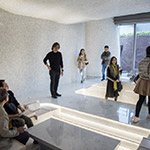 啟發(fā)自古代炕區(qū)及卡通龍貓豆豆龍掉進(jìn)洞穴的靈感，現(xiàn)場來賓迫不及待體驗(yàn)這奇妙之交誼廳空間！