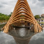 外圍的環(huán)繞式水池，為它帶來特殊的光影看點(diǎn)。業(yè)者提供