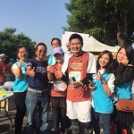 新業(yè)大家長──卓勝隆董事長(左二)與21K同仁跑者開心合影，大夥兒笑容比晨光更加燦爛！