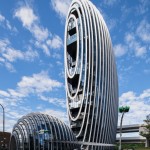 南港辦公大樓「砳建築」入圍2018 WAF「辦公大樓類」，以基隆河鵝卵石為設(shè)計靈感，目前是臺灣獨一無二弧型水晶建築，Aedas 全球設(shè)計董事 Dr. Andy Wen（溫子先）設(shè)計。圖／WAF