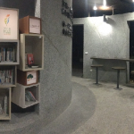 夜晚書席增設(shè)燈光，提高夜間民眾使用之頻率，搭配吧檯桌面及高腳椅可以輕鬆享受閱讀之悠閒。