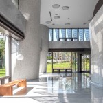 曲牆、曲柱的元素揉入結(jié)構(gòu)體，讓我們的五感隨之延伸，甚至跟著建築的毛孔一同通透呼吸－新業(yè)觀峰 完工實景圖。