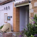 瓊林聚落有歷經(jīng)百年的傳統(tǒng)閩南式建築，古厝的每個(gè)細(xì)節(jié)皆雕工精緻，古色古香的建築搭配扶疏草木，思古之幽情油然而生！