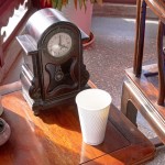 古崗樓內(nèi)，我們?cè)诠哦乡姷南喟橄拢穱L著乳酪蛋糕共度午茶時(shí)光。稍微歇歇腿，為四處走透透的行程暫時(shí)畫下逗點(diǎn)，小憩一會(huì)繼續(xù)啟程！