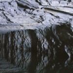 由人工鑿就的翟山坑道，是八二三砲戰(zhàn)期間的戰(zhàn)事要地，負(fù)責(zé)運(yùn)送、容納42艘船，巨長(zhǎng)的坑道簡(jiǎn)直是鬼斧神工！