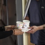 伸出一雙關(guān)懷的手，現(xiàn)做熱騰騰的飯包，也彷彿一道暖流流進彼此心裡。