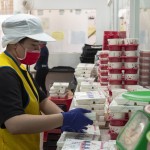 「900個熱騰騰的飯包」，甘霖基金會需依照每位長輩的飲食需求、身體狀況來客製化營養(yǎng)均衡的餐點。