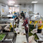 清晨六點半，廚房內(nèi)的志工開始各就各位，前處理區(qū)、烹調(diào)區(qū)、備餐區(qū)等，我們也站在輸送臺旁、各自的崗位上，依照各長輩的飲食需求配膳及調(diào)整菜量，與時間賽跑，好讓每天熱騰騰的飯包準時送達。