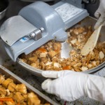 除了一般餐食外，針對咀嚼、吞嚥不佳的長輩，甘霖也個別準備剁碎飲食、細碎飲食、半流質(zhì)飲食，讓長輩們更方便進食。