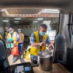 新業(yè)與志工大哥們一同將湯桶、保溫袋提上後車箱，分送約900個便當至大臺中各地區(qū)的獨居長者家中。我們與時間賽跑，兵分廿一路到各個指定點與補給站。 