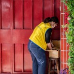 「阿嬤不在家，應該是出門撿回收還沒回來吧!」沒看見熟悉的人影，志工將便當放進一旁的紙箱保溫，也期待著下次串門與阿嬤聊天。