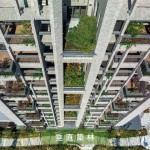 在新業(yè)的作品之中，垂直綠化的設(shè)計(jì)，不單單在平面造林，我們更往上築林，築起都市一座座森林！大量地植入多樣化的原生種，樹(shù)木不僅可吸附空氣中的汙染分子，也可以中和都市中的碳排放，自然共好，永續(xù)未來(lái)。