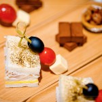 在多種酒款之間，佐以小食－炭烤燻雞三明治、帕馬森起司串、生巧克力與焦糖堅(jiān)果塔，輕巧口感不搶味蕾，享受著愉快舒心的美好食光。