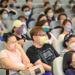 閱歷豐富的人生，馮翊綱老師信手拈來深感共鳴與同感的哏，逗得住戶們捧腹大笑。