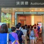 活動開始前，講廳外已聚集長長人龍，一睹馮翊綱老師精采的演說魅力。